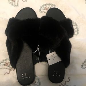 BLACK FAUX FUR CROSSBAND SLIDES